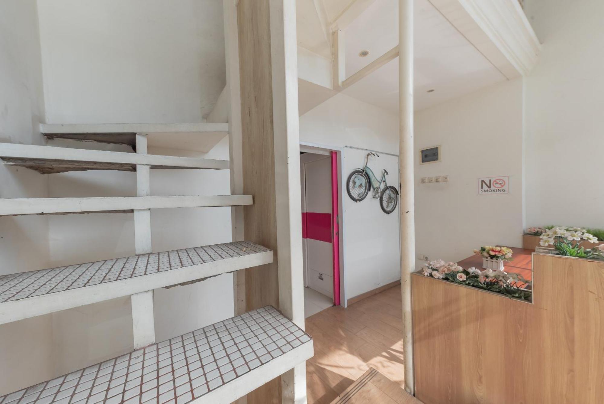 Reddoorz Hostel At Kiara Cozy Kircon Bandung Exteriör bild